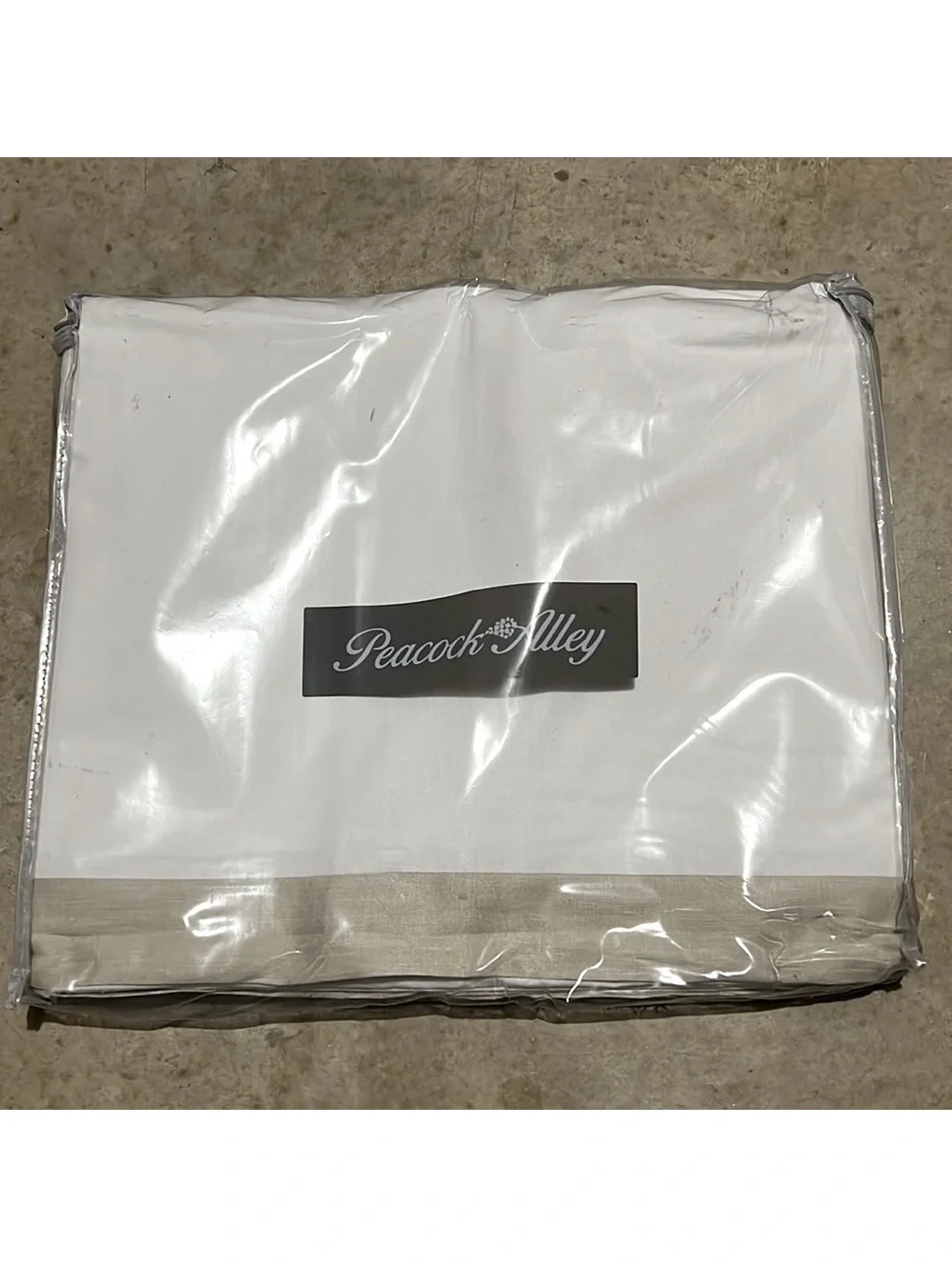 NWT Peacock Alley Mandalay Linen Cuff Duvet Cover, Queen New in Packaging